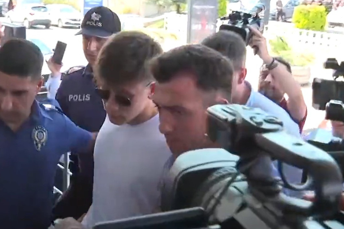 Scene za pamćenje na ispraćaju - Čudesni dečko sa samo 18 godina otišao na potpis života Scene za pamćenje na ispraćaju - Čudesni dečko sa samo 18 godina otišao na potpis života