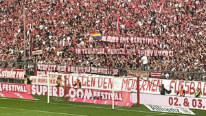 Zastava duginih boja i poruka navijača Bayerna vlastitom igraču: "Poštuj naše vrijednosti"