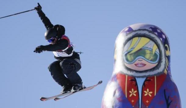 Velika babuška u skijaškom odjelu krasi park Rosa Khutor