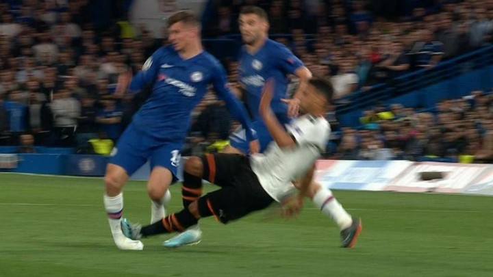 Start za zatvora na Stamford Bridgeu: Igraču Valencije samo žuti, a igraču Chelseaja liječenje