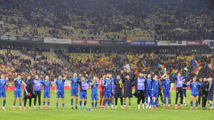 Silno želi igrati za BiH: Dok čeka zeleno svjetlo FIFA-e u opremi bh. tima bodrio Zmajeve u Rumuniji