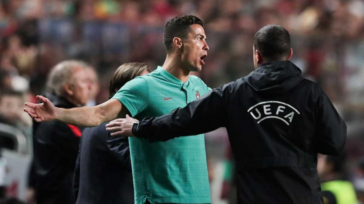 Ronalda smirivali pored terena, navijač napao sudiju