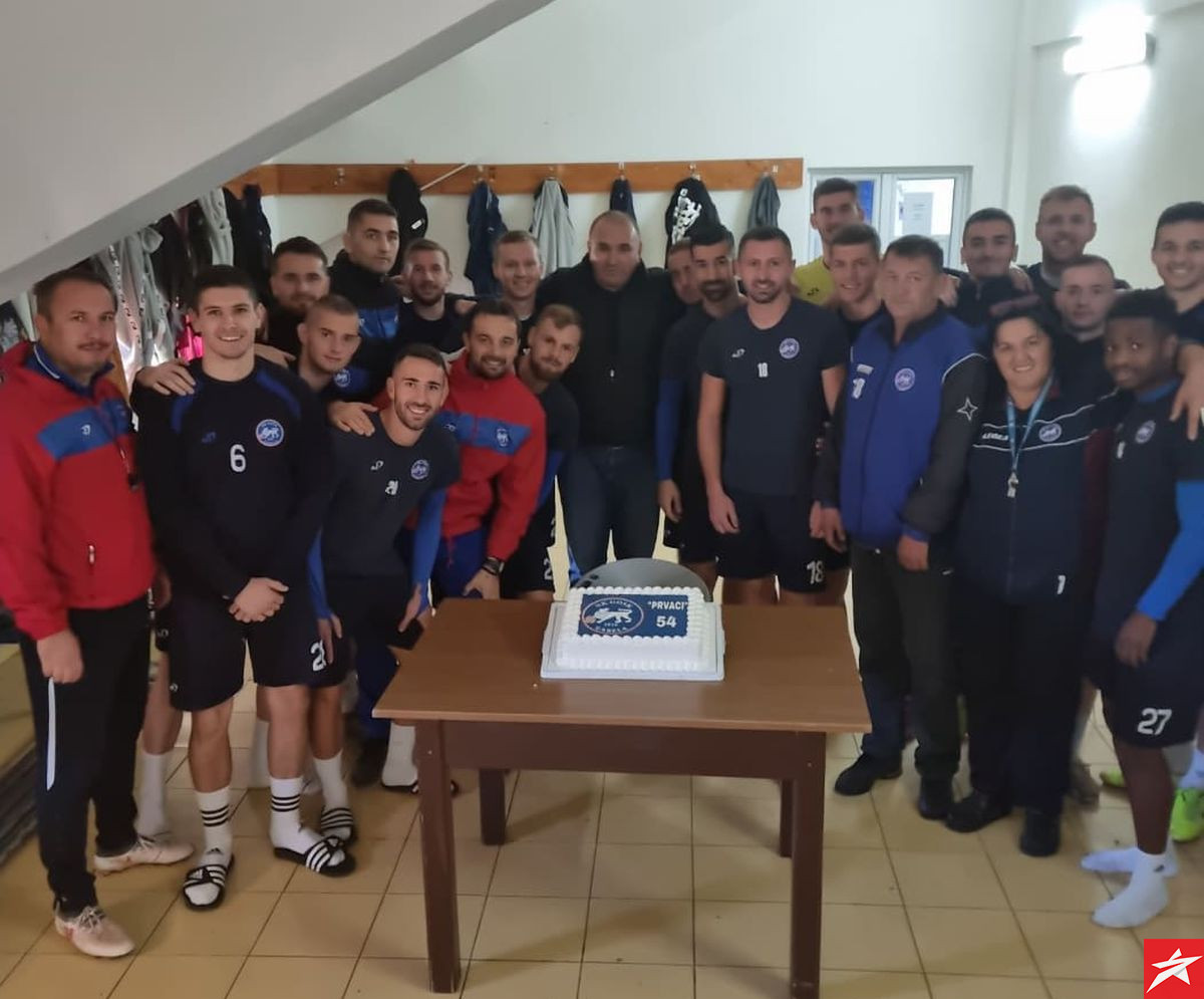 Prvi čovjek GOŠK-a Lujo Ilić rođendan proslavio na stadionu sa igračima i osobljem