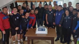 Prvi čovjek GOŠK-a Lujo Ilić rođendan proslavio na stadionu sa igračima i osobljem