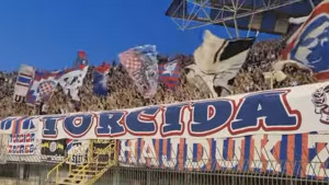 Navijači Hajduka zapalili i zastavu bh. kluba: "Nedavno je primijećeno da je nema"