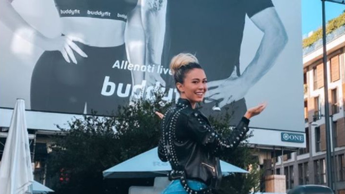Diletta pozirala pored bilborda nje i Zlatana, ali jasno je u šta su svi muškarci gledali