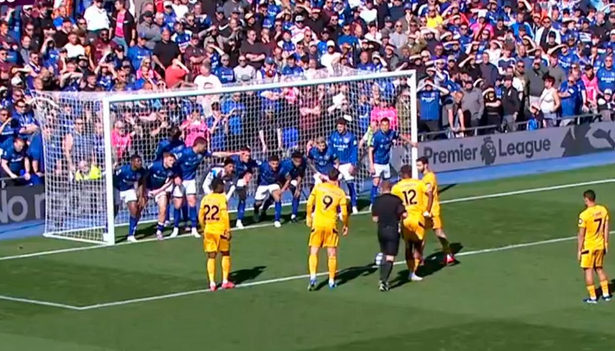 Indirekt kakav Premiership ne pamti: 11 igrača na golu, lopta na petercu, sudija daje znak, kad...