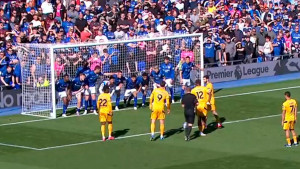 Indirekt kakav Premiership ne pamti: 11 igrača na golu, lopta na petercu, sudija daje znak, kad...