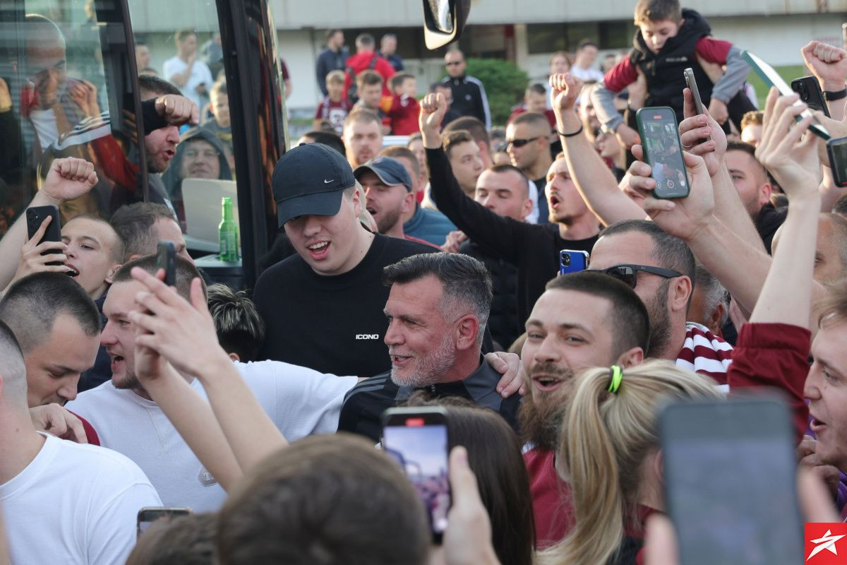 Ludnica pred stadionom Koševo, Zekić poveo navijanje, navijači se "prisjetili" i Manijaka!