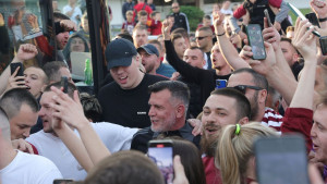 Ludnica pred stadionom Koševo, Zekić poveo navijanje, navijači se "prisjetili" i Manijaka!