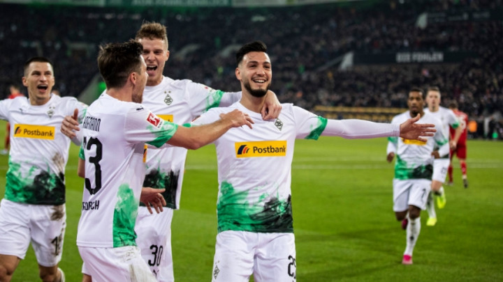M'gladbach golom iz penala u 92. minuti nanio Bayernu drugi poraz zaredom, Dortmund razbio Fortunu