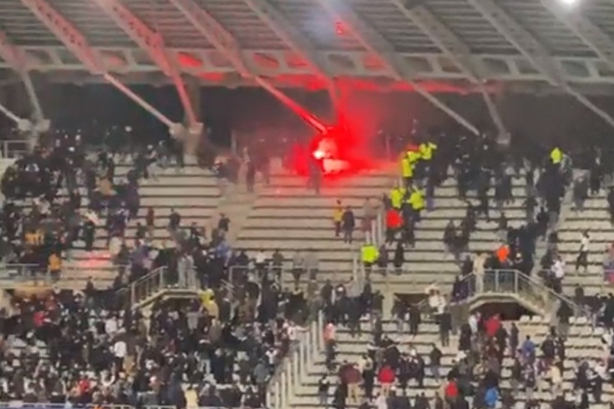 Užasne scene iz Pariza: Navijači Lyona napali domaće navijače, utakmica prekinuta