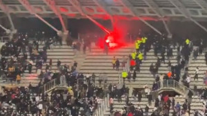 Užasne scene iz Pariza: Navijači Lyona napali domaće navijače, utakmica prekinuta