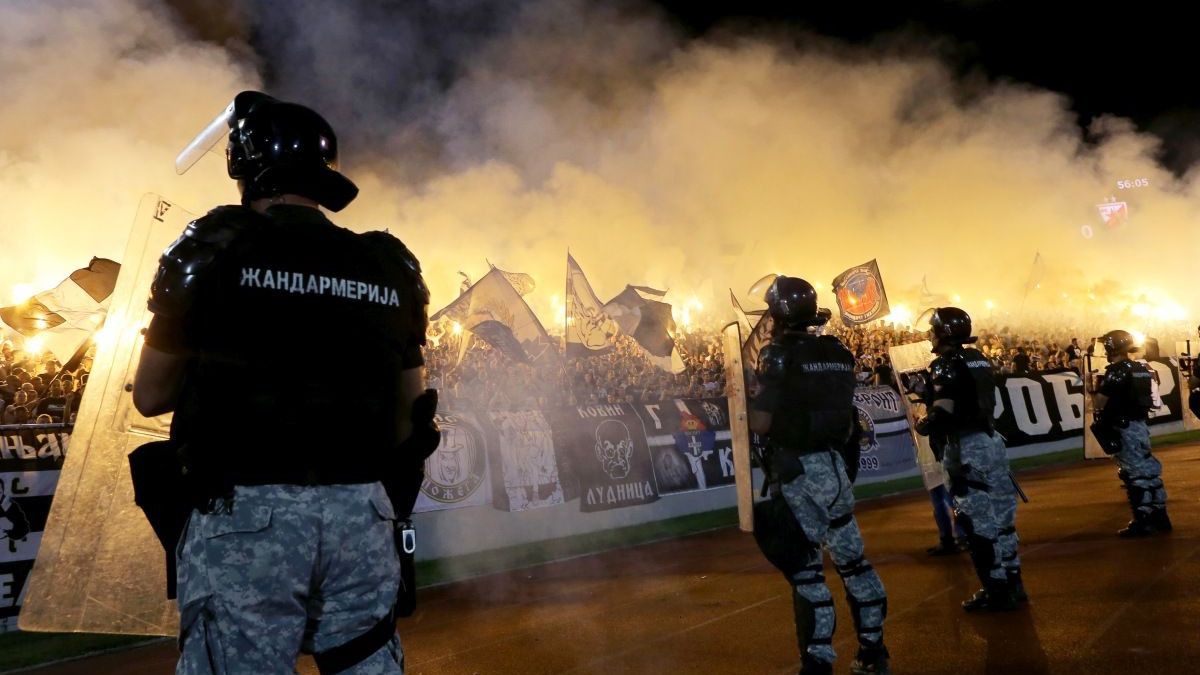 Na stadionu Partizana sijevali noževi, navijaču se bore za život