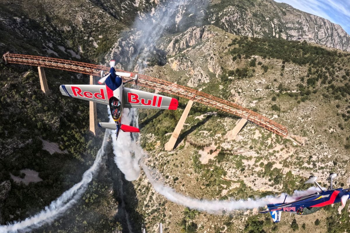 Red Bullov aktobartski avio tim izveo prvi obrnuti loop oko najvišeg željezničkog mosta u Evropi Red Bullov aktobartski avio tim izveo prvi obrnuti loop oko najvišeg željezničkog mosta u Evropi