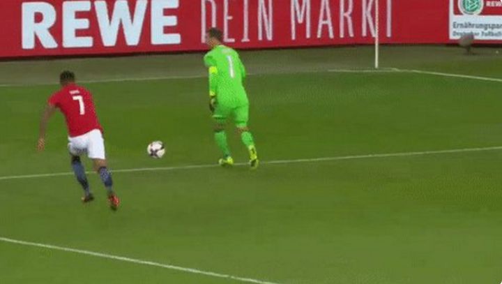 Neuer je majstor i izvan šesnaesterca Neuer je majstor i izvan šesnaesterca