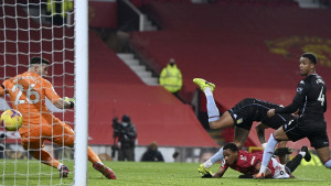 Manchester United pobijedio Aston Villu i izjednačio se sa Liverpoolom na vrhu Premiershipa