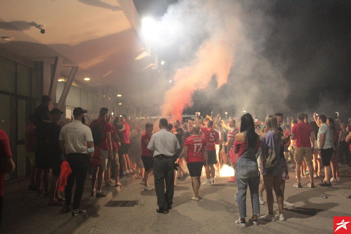 Fudbaleri Veleža stigli u Mostar: Navijači napravili spektakularan doček na aerodromu