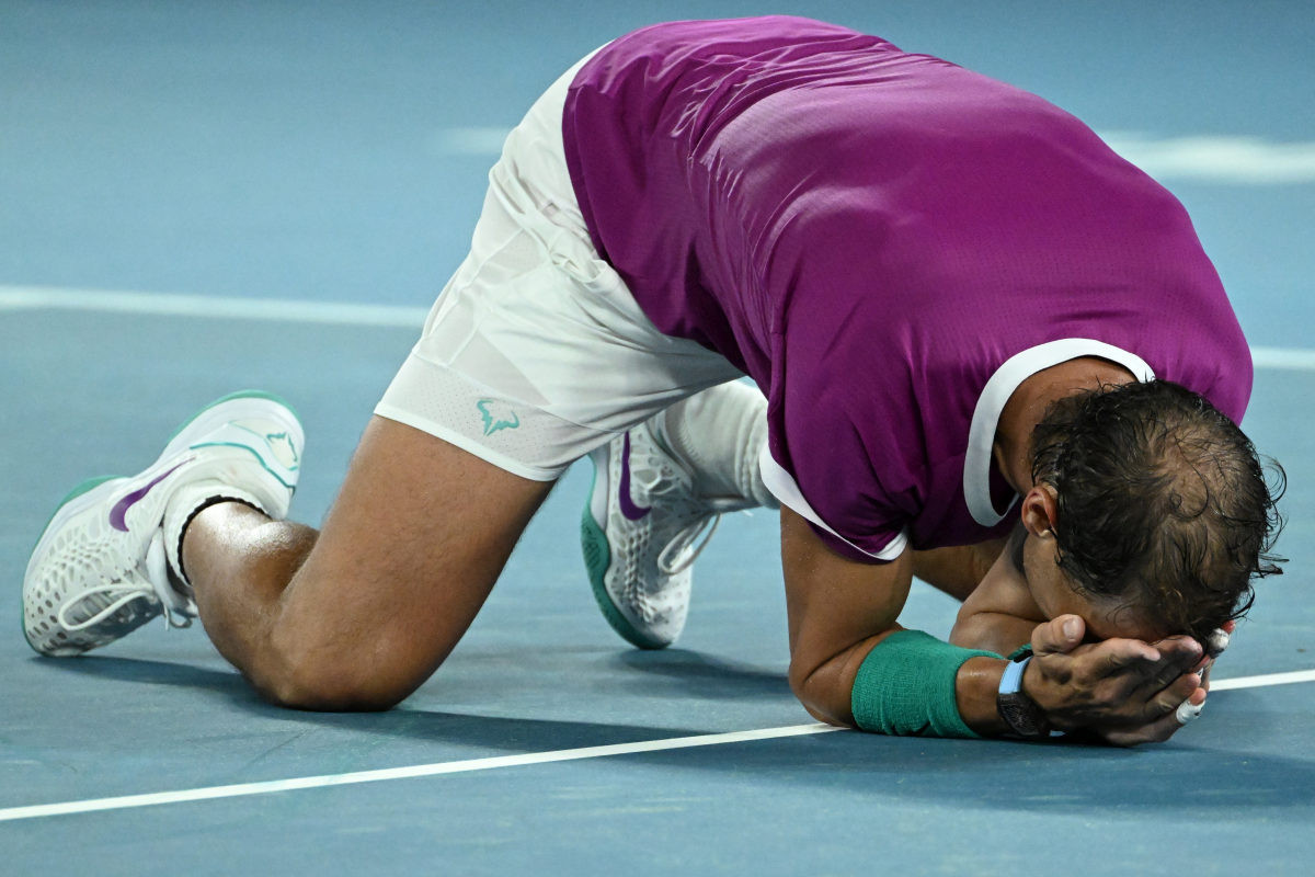 Šampion Nadal ima čudne rituale na terenu i van njega, onaj s voćem je posebno neobičan Šampion Nadal ima čudne rituale na terenu i van njega, onaj s voćem je posebno neobičan