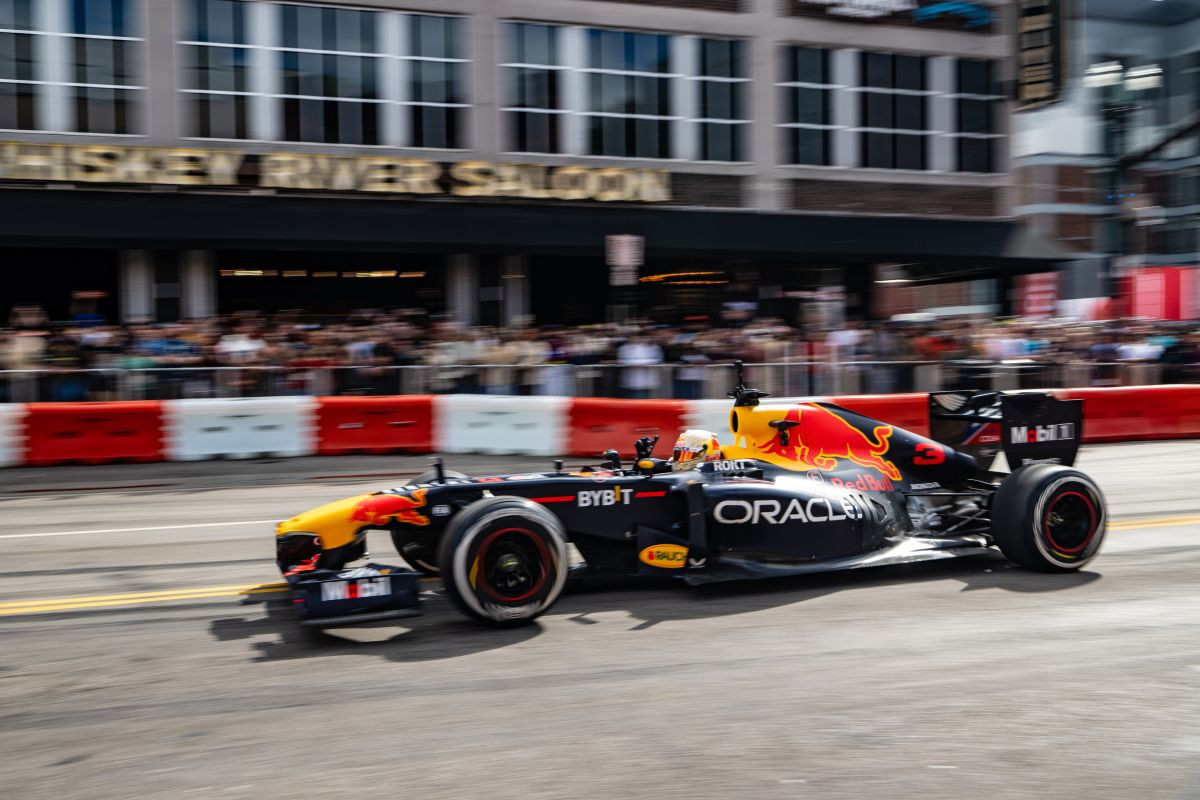 Zvijezda Red Bull Showruna: U Sarajevo stigao kamion sa šampionskim F1 bolidom RB7!