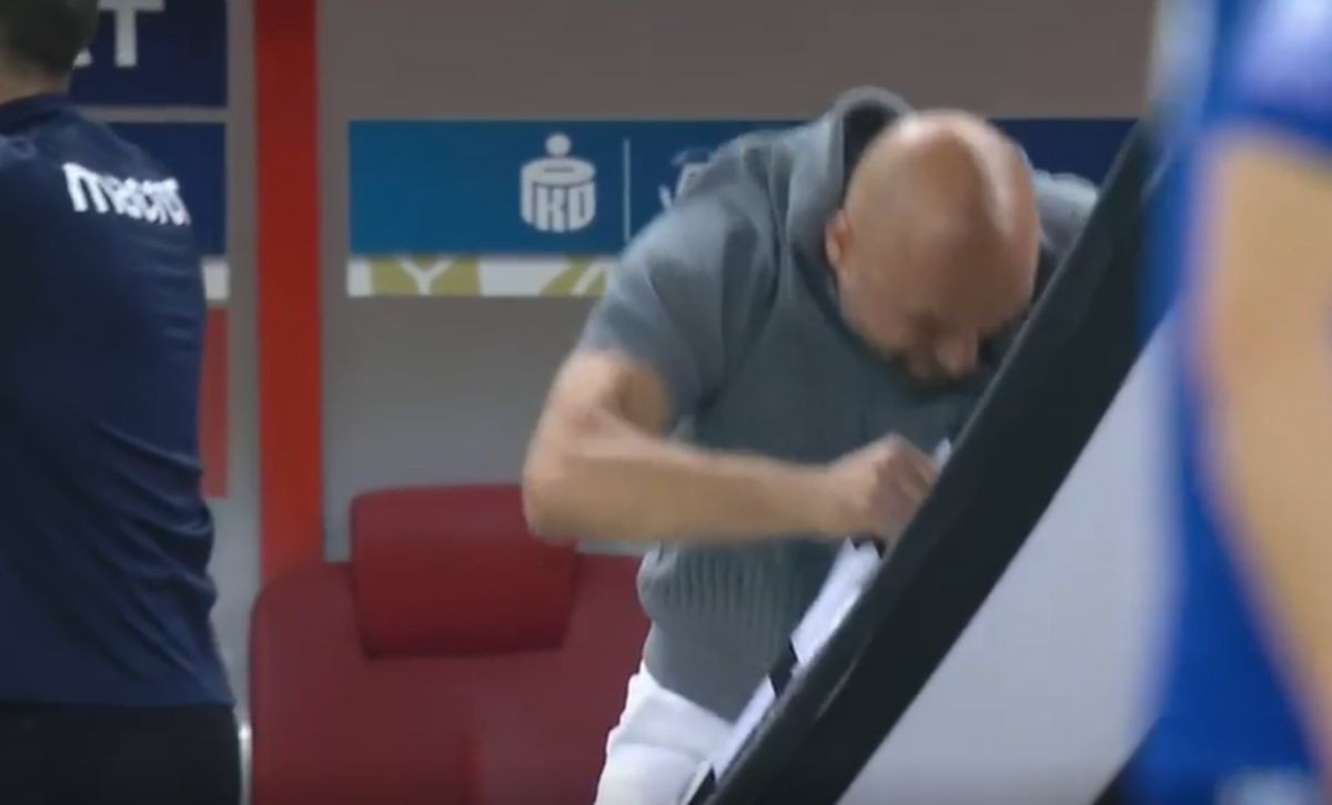 Željko Sopić urlao i bacao stvari pored aut linije zbog odluke sudije: "Je**m ti mater, da ti je**m" Željko Sopić urlao i bacao stvari pored aut linije zbog odluke sudije: "Je**m ti mater, da ti je**m"