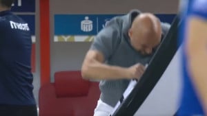 Željko Sopić urlao i bacao stvari pored aut linije zbog odluke sudije: "Je**m ti mater, da ti je**m"