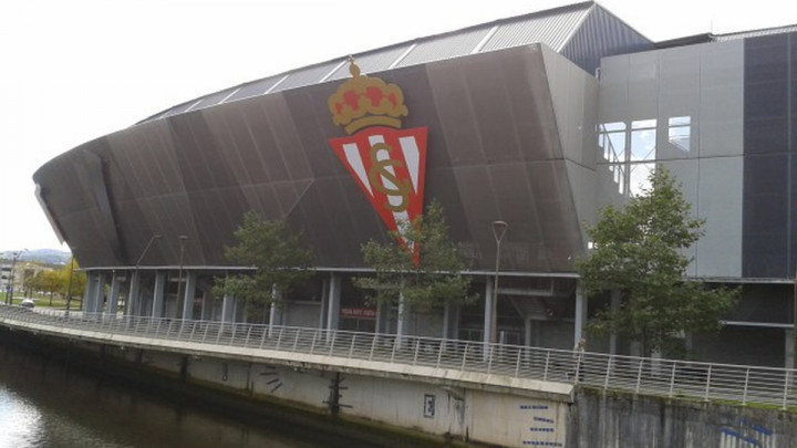 Jedna od najvećih nogometnih sramota viđena je u Gijonu: Komentator od muke prestao komentarisati