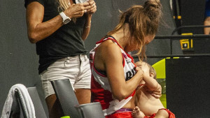 Košarkašica izašla iz igre, otišla na klupu i počela da doji 11-mjesečnu bebu