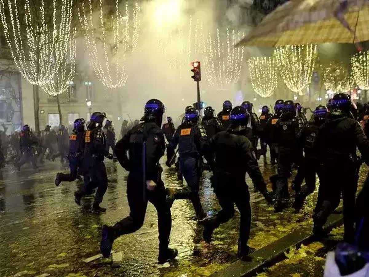 Francuzi nakon poraza divljali na ulicama Pariza, pa nastupio veliki sukob sa policijom