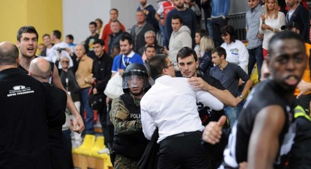 Huligani u Skoplju fizički napali košarkaše Partizana