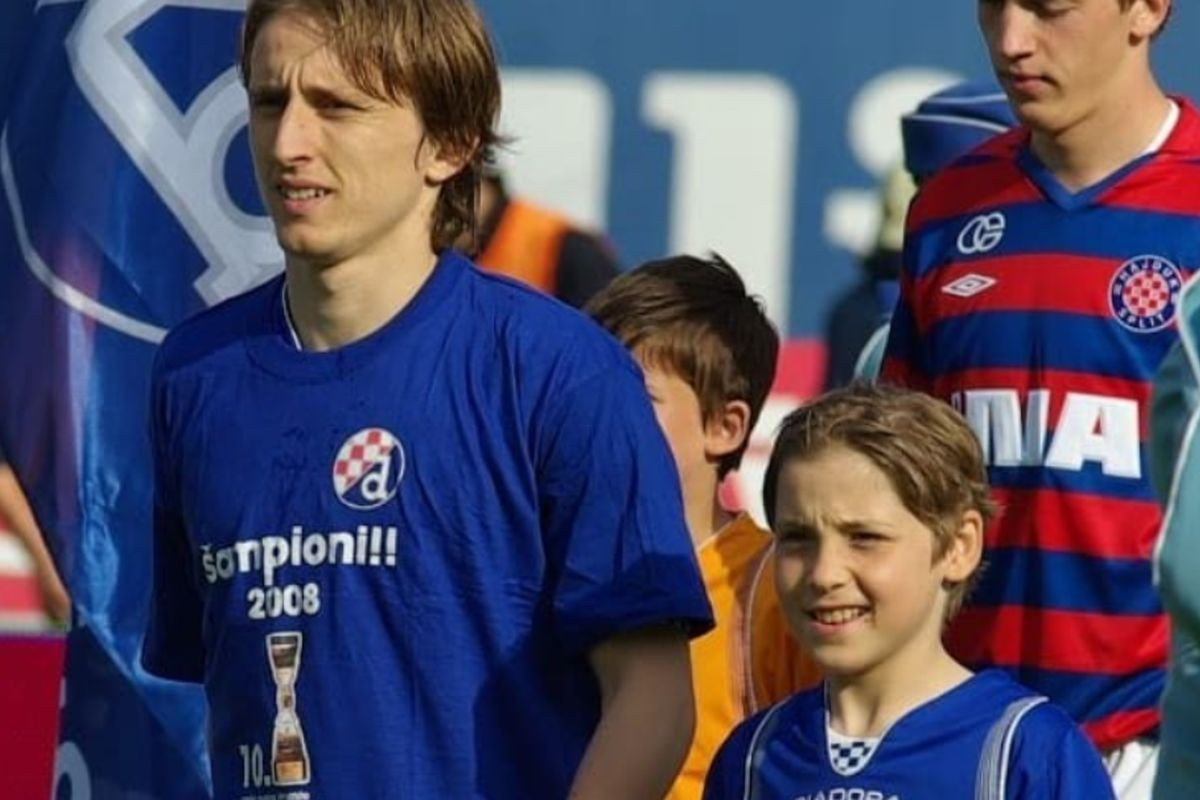 Protiv Hajduka ga Modrić izveo držeći za ruku, sada je pred transferom života i igrat će Ligu prvaka Protiv Hajduka ga Modrić izveo držeći za ruku, sada je pred transferom života i igrat će Ligu prvaka
