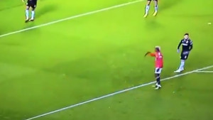 Ulovila ga kamera: Pogba je silno želio da Shaw padne u kaznenom prostoru
