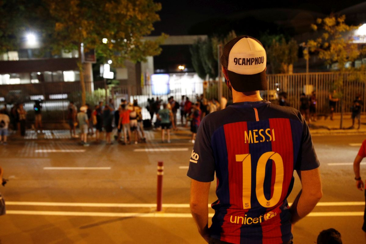 Navijači Barcelone ostali u čudu kada su čuli kome ide Messijeva 'desetka'