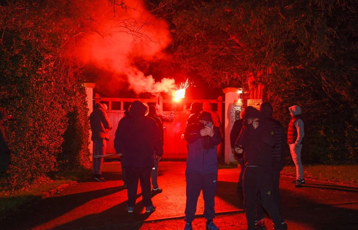 Navijači Manchester Uniteda bacali baklje i dimne bombe na vilu Eda Woodwarda