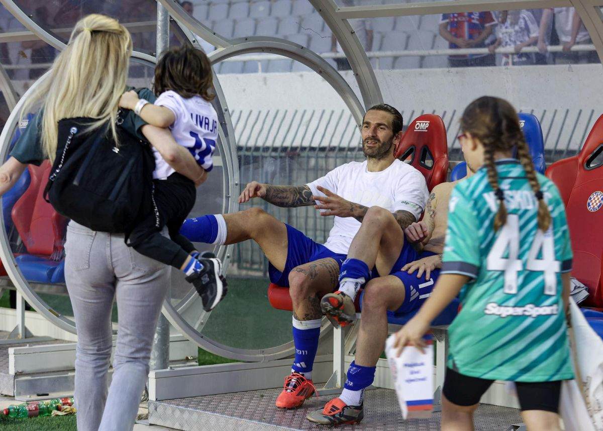 Navijači Hajduka se pitaju: "Zašto Marko Livaja?", oglasila se i igračeva supruga Navijači Hajduka se pitaju: "Zašto Marko Livaja?", oglasila se i igračeva supruga