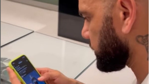 Dani Alves nakon 9 mjeseci uzeo mobitel u ruke: Odmah ušao na Instagram, a onda potez koji ledi krv!