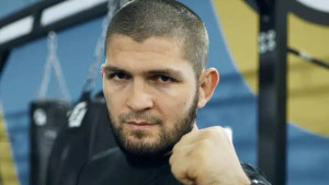 Khabiba iznervirao influencer - Zasmetala mu boja njegovih kratkih hlačica