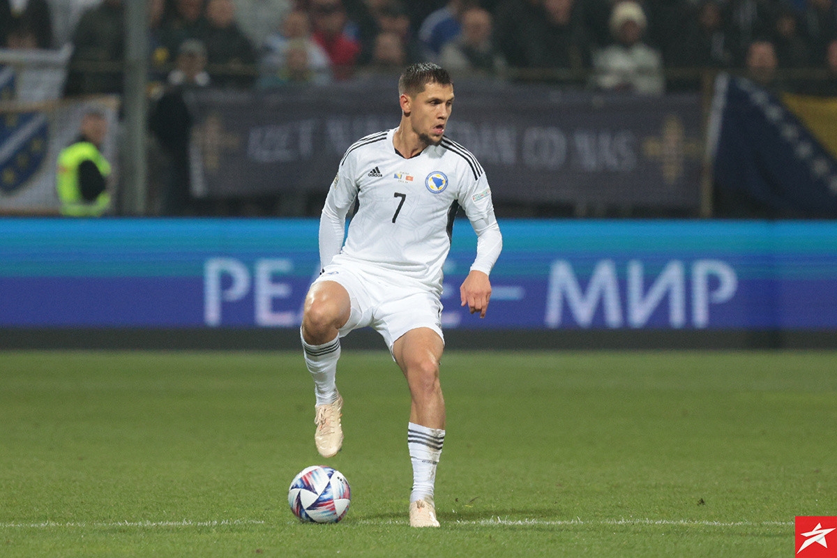 Bešić zaigrao fudbal poslije skoro godinu dana - Nakon 13 minuta je izašao zbog povrede Bešić zaigrao fudbal poslije skoro godinu dana - Nakon 13 minuta je izašao zbog povrede