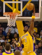 Lakersi se dvoume oko Odoma