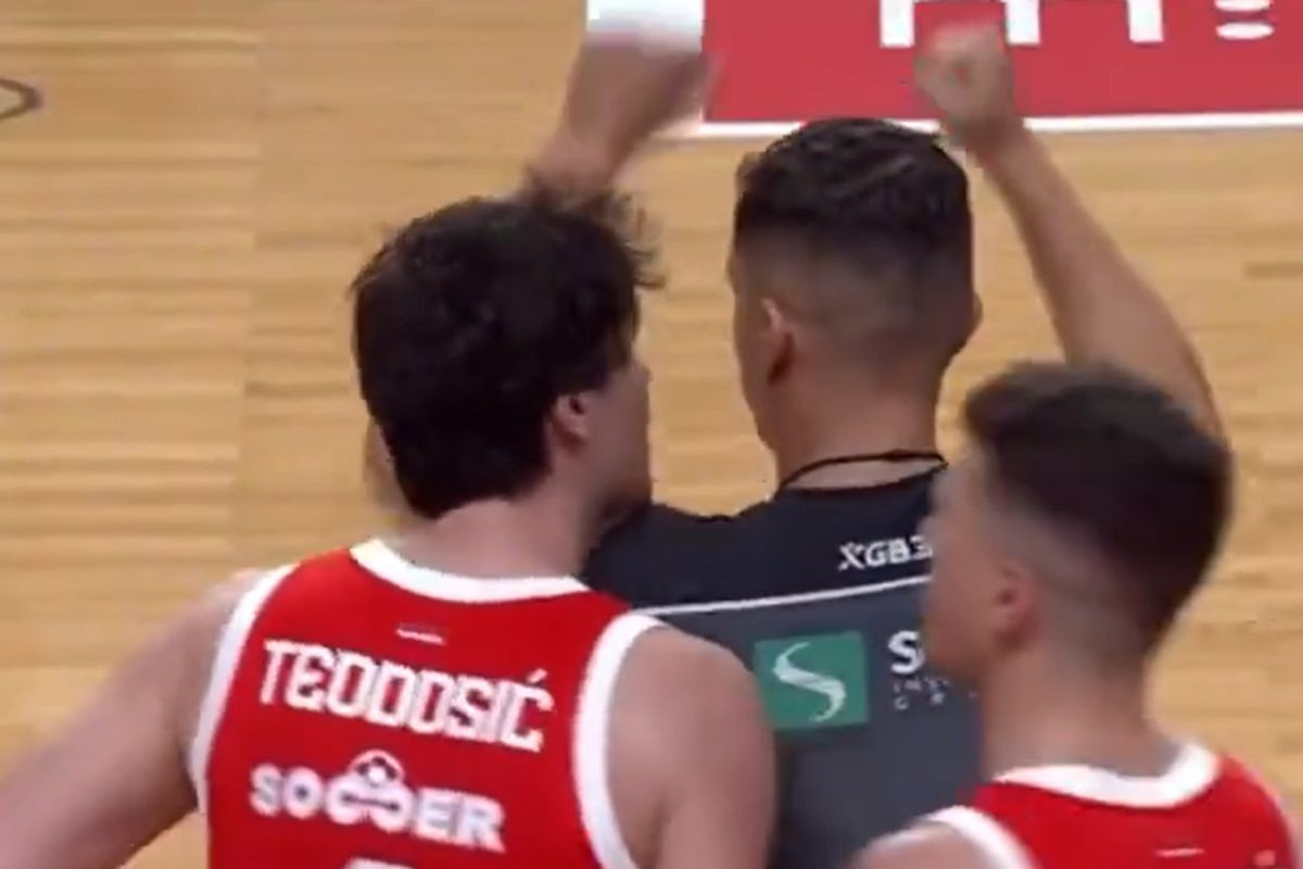 Skandalozna slika iz Laktaša, legenda srpske košarke je dotakla dno: "Valjevska pijandura i uličar" Skandalozna slika iz Laktaša, legenda srpske košarke je dotakla dno: "Valjevska pijandura i uličar"