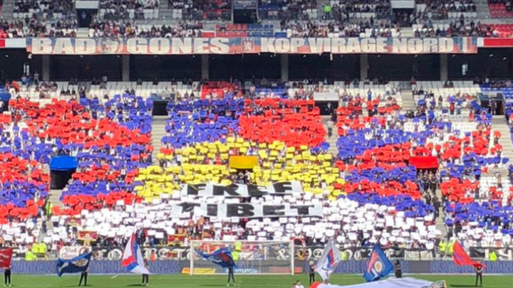 Zbog ranog termina utakmice navijači protestvovali transparentom "Free Tibet"