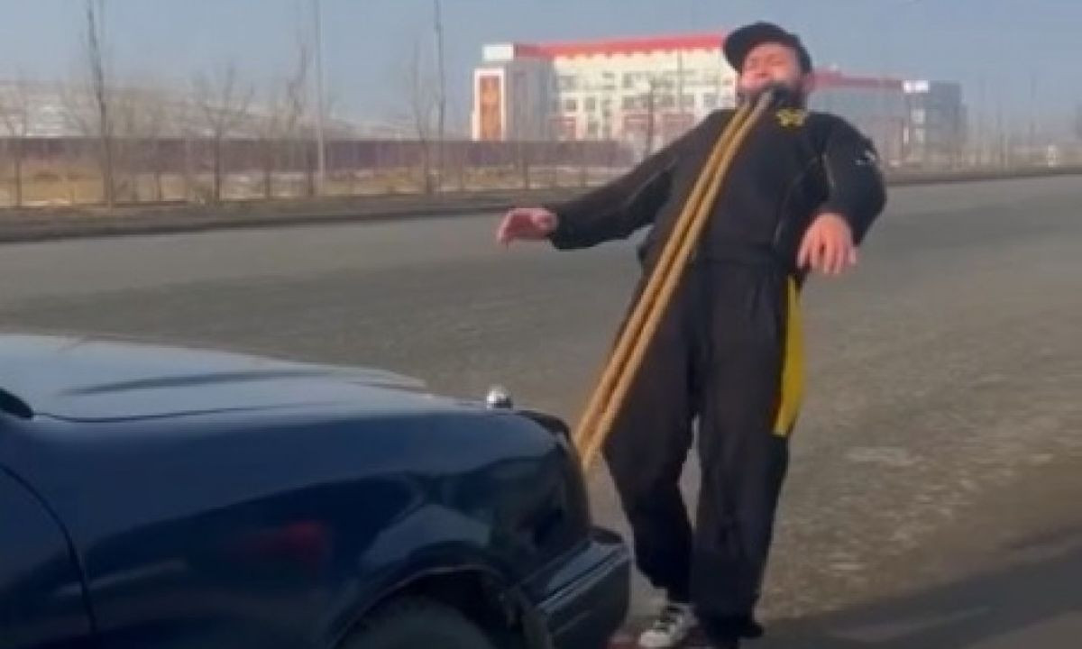 "Kazahstanski titan" želio dokazati da je najjači čovjek na svijetu: Zubima je vukao auto...