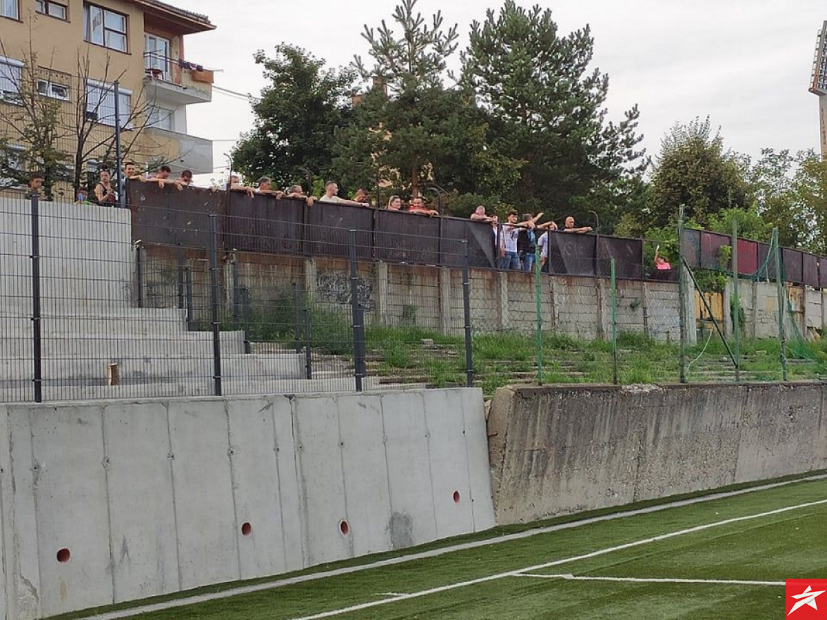 Koliko su navijači u Tuzli poželjeli fudbal najbolje pokazuju fotografije s utakmice juniora