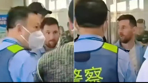 Leo Messi na aerodromu u Kini postavio kontroverzno pitanje, a onda kao da je vrijeme stalo