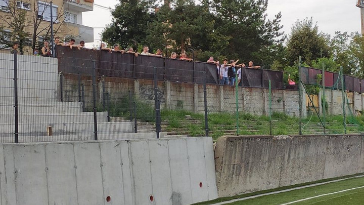 Koliko su navijači u Tuzli poželjeli fudbal najbolje pokazuju fotografije s utakmice juniora