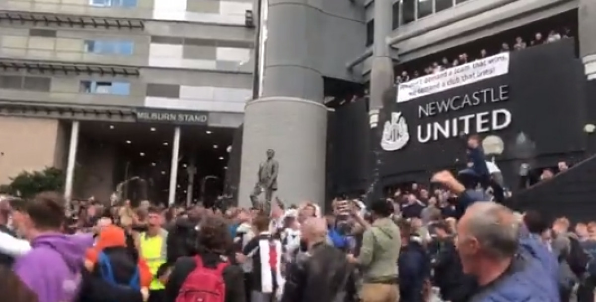 Veliki dan za klub: Navijači Newcastlea slave na ulicama