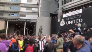 Veliki dan za klub: Navijači Newcastlea slave na ulicama