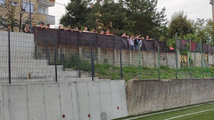 Koliko su navijači u Tuzli poželjeli fudbal najbolje pokazuju fotografije s utakmice juniora