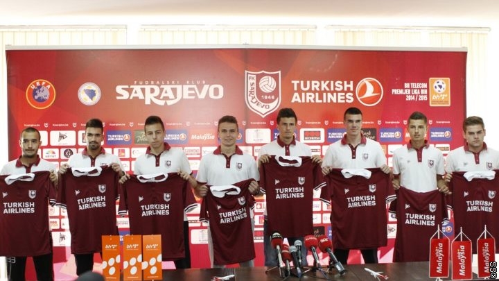 Osam mladih igrača potpisalo ugovore s FK Sarajevo Osam mladih igrača potpisalo ugovore s FK Sarajevo