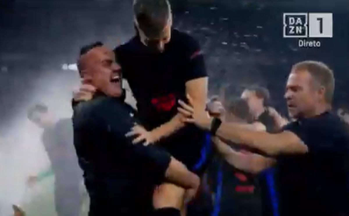 Flick poslao Yamala u svlačionicu pa izgubio živce i počeo urlati i gurati igrače Barcelone! Flick poslao Yamala u svlačionicu pa izgubio živce i počeo urlati i gurati igrače Barcelone!